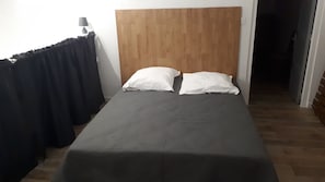 2 عدّة غرف نوم ومكواة/لوح كي