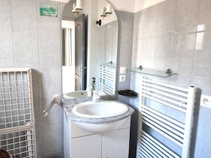 Bathroom - Cozy House 210m from Pors Gelin Beach with Enclosed Garden and Terrace (Pleumeur-Bodou)