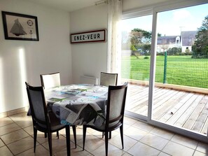 Dining - Cozy House 210m from Pors Gelin Beach with Enclosed Garden and Terrace (Pleumeur-Bodou)