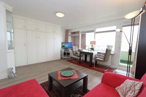 Unclassified image, 2 of 11, button