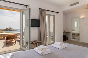 Honeymoon Suite with Sea View and Outdoor Jetted Tub | ميني بار وخزنة داخل الغرفة ومكتب وتجهيزات عازلة للصوت