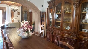 Ein Essbereich mit Holztisch, Stühlen und einer großen Blumenarrangements.