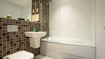 Appartement, 2 chambres | Salle de bain | Ensemble baignoire-douche, séchoir à cheveux, serviettes fournies