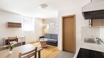 LĂ€genhet Classic - 1 sovrum | Vardagsrum | 110-centimeters platt-tv med kabelkanaler och LCD-tv