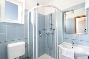 Monolocale Basic, 2 letti singoli | Bagno | Doccia, asciugacapelli, asciugamani, sapone