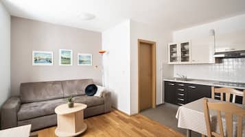 LĂ€genhet Classic - 1 sovrum | Vardagsrum | 110-centimeters platt-tv med kabelkanaler och LCD-tv
