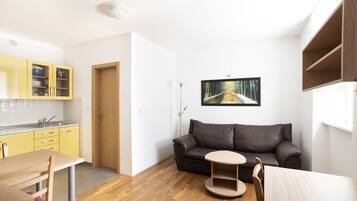 Junior-Apartment, 1 Schlafzimmer | Schreibtisch, laptopgeeigneter Arbeitsplatz, kostenloses WLAN