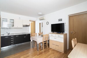 Apartamento clásico, 1 habitación | Zona de estar | Televisión de pantalla plana de 110 cm con canales por cable
