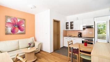 Familienapartment, 2 Schlafzimmer | Wohnbereich | 110-cm-Flachbildfernseher mit Kabelempfang, LCD-Fernseher