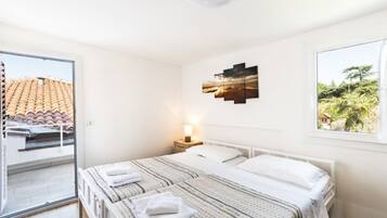 Departamento urbano | Muebles diferentes, escritorio y espacio para trabajar con laptop