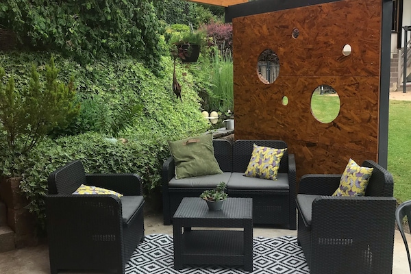 Pergola couverte et aménagé
Un Salon extérieur
Table chaise
Barbecue