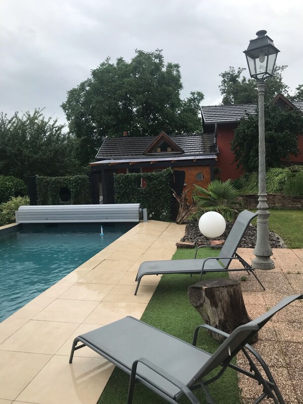 Alberca al aire libre y alberca climatizada