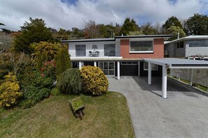 Front of property - Hillside Heaven Quiet & Comfortable (Rotorua)