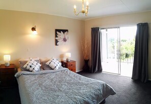 Deluxe House, 6 Bedrooms - Hillside Heaven Quiet & Comfortable (Rotorua)