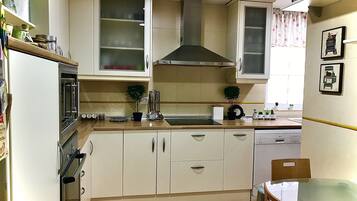 Een magnetron, een oven, een vaatwasser