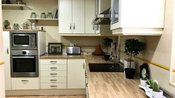 Een magnetron, een oven, een vaatwasser