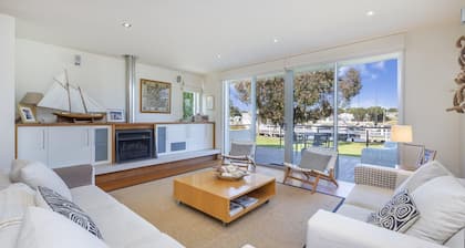 The Quarter Deck - This riverfront townhouse is modern, fresh and spacious