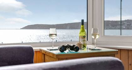 Seafront Cottage Sleeping 6 Near Jubilee Pool