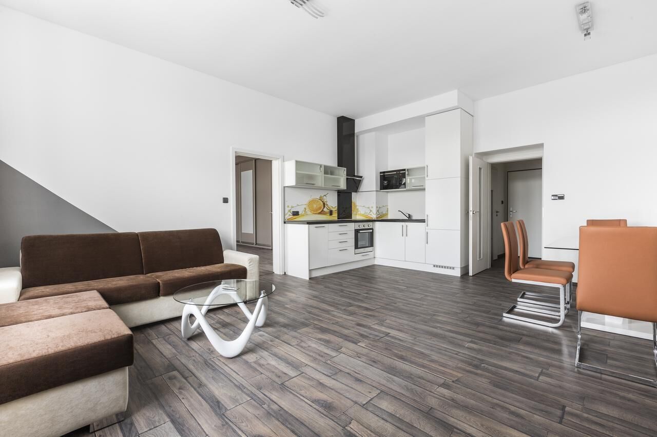 Departamento | Cocina privada | Refrigerador con congelador, microondas, horno y parrilla de estufa 