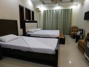 Family Room | Soundproofing, free WiFi - Butt Lodge II (Islamabad)