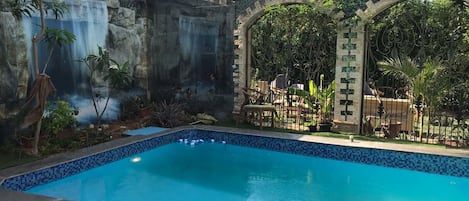 Una piscina cubierta, una piscina al aire libre