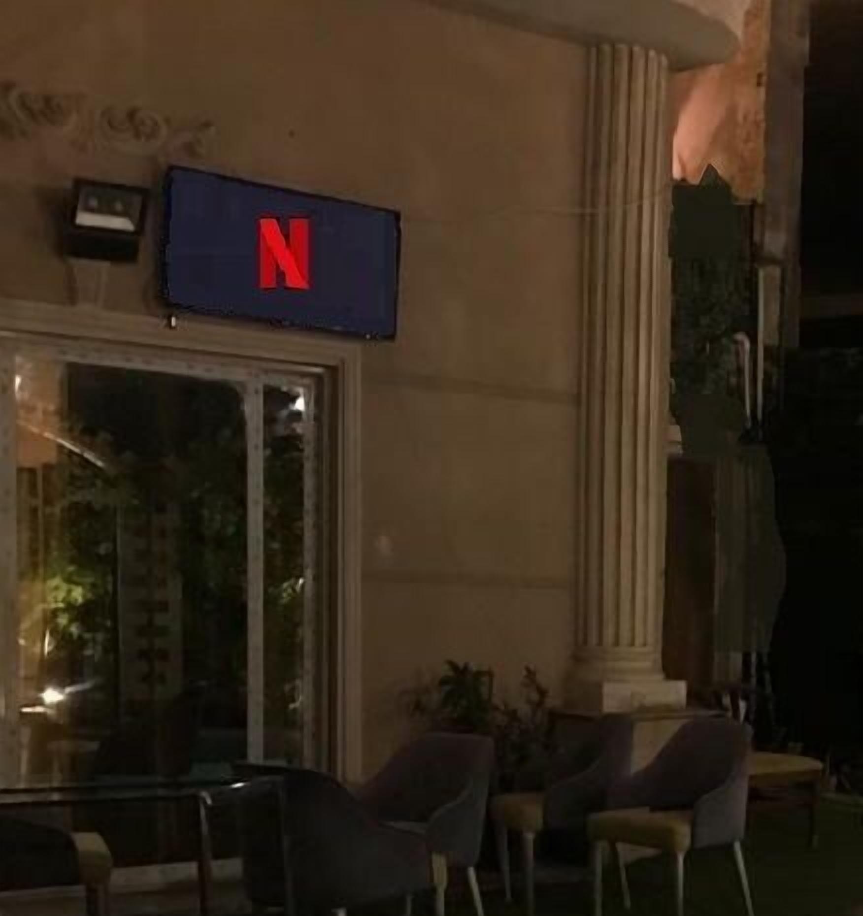En bygning med et stort 'N'-skilt over indgangen, der angiver en Netflix-placering.