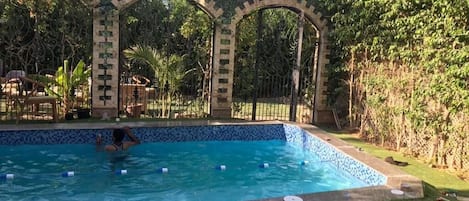 Una piscina techada, una piscina al aire libre