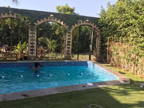 Alberca techada y alberca al aire libre