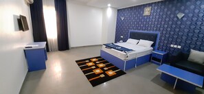 Safe på rommet, skrivebord, blendingsgardiner og strykejern/-brett