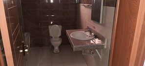 Separat badekar og dusj, toalettartikler (inkludert), håndklær og såpe