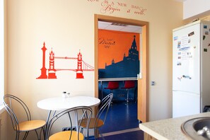 Fridge, microwave, stovetop, cookware/dishes/utensils - Nikitskaya Capsula - Hostel (Moscow)