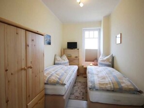 2 bedrooms, travel crib, WiFi