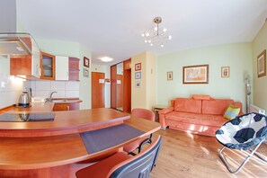 Apartment (4) | Private kitchen | Fridge, stovetop, electric kettle, cookware/dishes/utensils - Apartamenty Sun & Snow Karpacz Skalna (Karpacz)