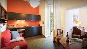 A compact living space with a kitchen, a dining area, and a seating area. - Green Nest Apartaments - GREEN NEST (Florence)