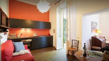 Fernseher, Bücher, Arbeitsbereiche