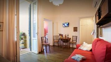 Fernseher, Bücher, Arbeitsbereiche