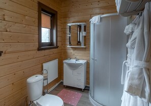 Bungalow | Salle de bain | Ensemble baignoire-douche, pomme de douche hydromassante