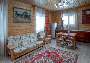 Bungalow | Oleskelualue | 42–tuumainen LED-televisio, jossa satelliittikanavat