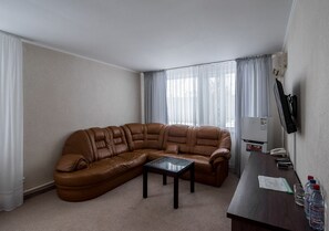 Businesshuoneisto | Olohuone | 42–tuumainen LED-televisio, jossa satelliittikanavat