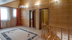 Bungalow | Hypoallergeen beddengoed, een bureau, een laptopwerkplek