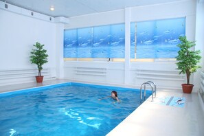 Innendørsbasseng