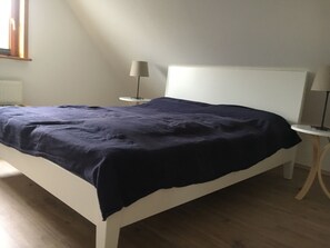 2 Schlafzimmer, Reisekinderbett, kostenloses WLAN, Bettwäsche