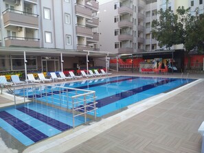 حمّام سباحة خارجي موسمي