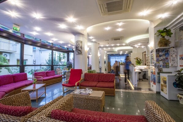 Coin salon dans le hall