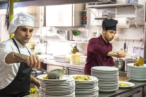 Petit déjeuner et déjeuner servis sur place, spécialités Cuisine locale