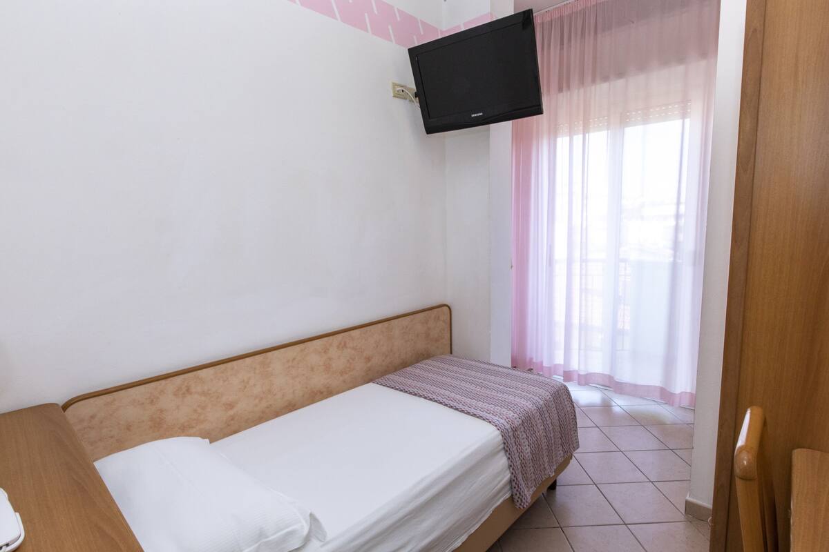 Comfort Single Room | In-room safe, desk, soundproofing, WiFi (free)