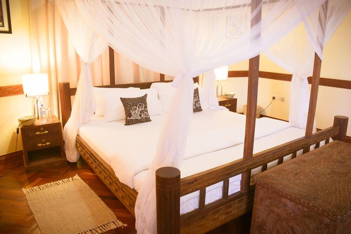 Habitación doble Premier | Escritorio, tabla de planchar con plancha, wifi gratis y ropa de cama