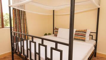 Meja kerja, setrika/meja setrika, Wi-Fi gratis, dan seprai linen