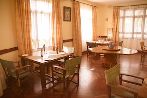Café da manhã com buffet grátis todos os dias