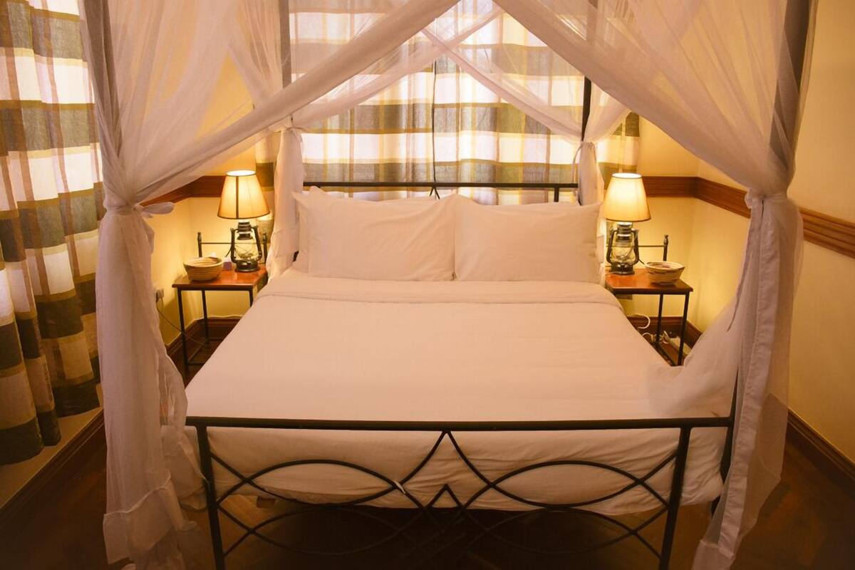 Habitación doble estándar | Escritorio, tabla de planchar con plancha, wifi gratis y ropa de cama
